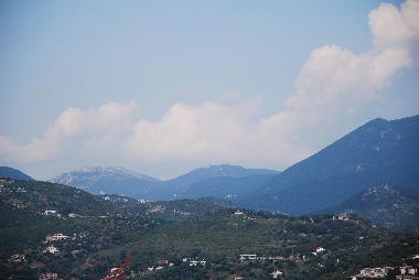 La maison : en bas  gauche (indique en rouge); Les monts Grania.