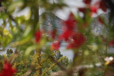 Vue sur le lac (mme niveau que la mer) et ses montagnes depuis le ct Sud de la maison