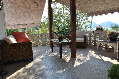 Le salon extrieur avec vue directe sur le lac et les montagnes qui le bordent. Vue sur le golf de C