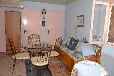 Salle  manger + un couchage pour la nuit. Placard de vaisselle. A gauche la cuisine; porte du milie