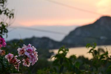 Vue sud-ouest depuis la terasse sur le lac et  gauche le chenal et le golf de Corinthe