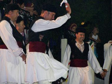 Instantan de la soire folklorique (Mi-Aot) : entre gratuite.