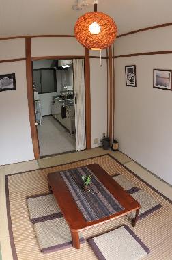 salon repos avec TV et musique