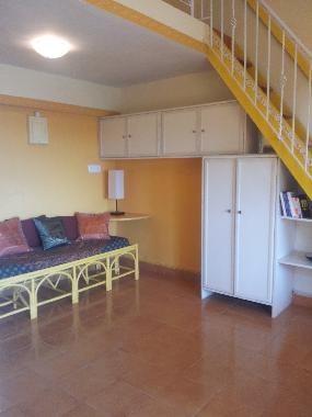 lit du rez-de-chaussee, lit double sur la mezzanine / main floor bed, double bed on the mezzanin