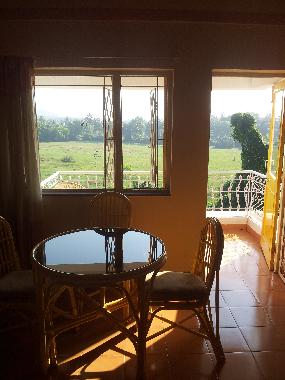 Table devant le balcon / table in front of the balcony
