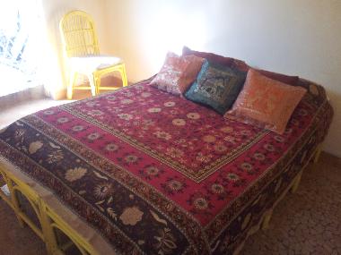 Lit double sur la mezzanine avec porte ouvrant sur la terasse du toit / double bed on the mezzanin w