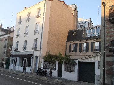 Rue tres calme avec petits immeubles et maisons de ville