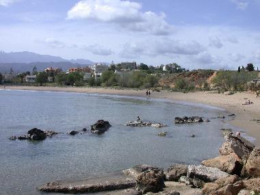 de la plage vue sur les habitations de Chryssi Akti (ou Makrys Tichos)