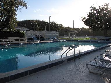 Piscine et courts de tennis