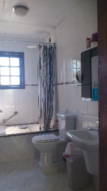 La salle de bains est �quip�e avec baignoire � remous