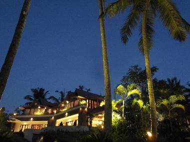 FACADE DE LA VILLA AU CREPUSCULE