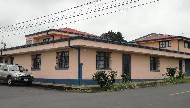 La maison avec apartement (� gauche) et studio (� droite)