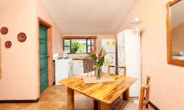 Studio: cuisine et coin de repas (acc�s salle de bains � gauche)