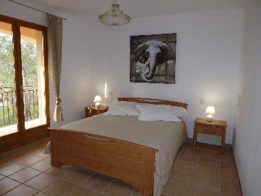 chambre simple,climatise avec balcon et grand placard