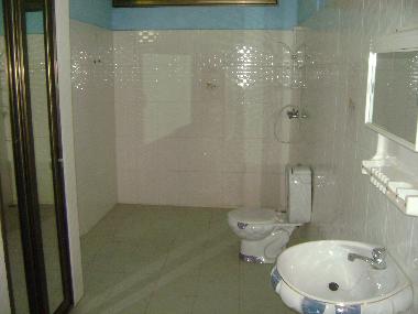 Vue de la douche de la plus grande chambre (la N� 1)