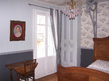 chambre lit double avec balcon et parquet