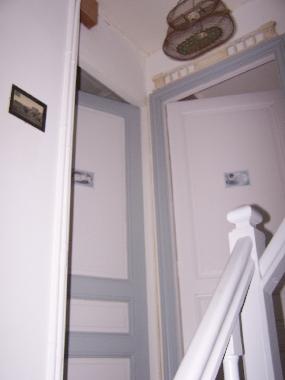 palier desservant la chambre et la salle d