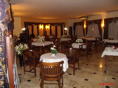 Restaurant intrieur de la rsidence avec soires  thmes.