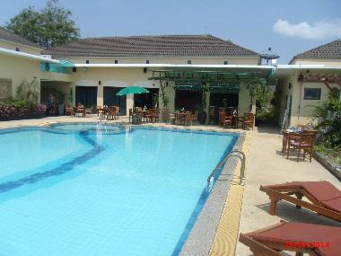 Piscine du bar, avec siges immergs.
