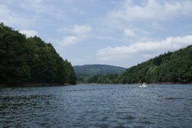 Lac de la Salvetat, renomer pour son eau et ou on peut nager, faire de la voile, du pedalo et du bat