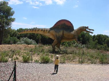 Parc de dinosaurs avec des dinosaurs de taille reelle