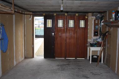 un garage pour la voiture, les vlos, poussettes...