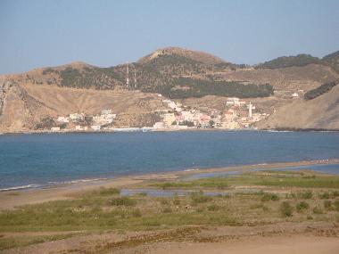 vue panoramique vers la plage et la petite ville d