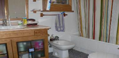 salle de bain avec baignoire