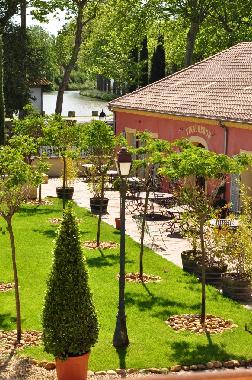 jardin et terrasse avec vue sur Canal-du-Midi