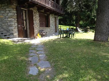 Jardin avec barbecue