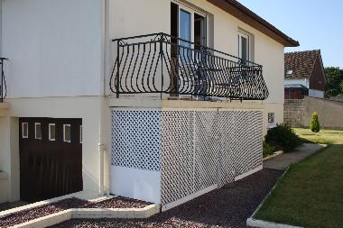 un petit balcon qui a le soleil en soire
