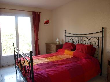 Au RDC,chambre � grand lit, avec salle de douche spacieuse 