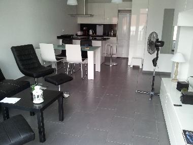 Living avec vue sur la cuisine entirement quipe avec climatisation