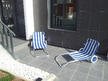 Petite terrasse r-de ch  avec transat pour plage ou piscine)