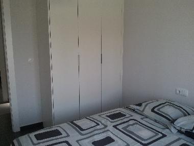 Penderie dans chaque chambre avec cintres et bacs de rangement + tagre