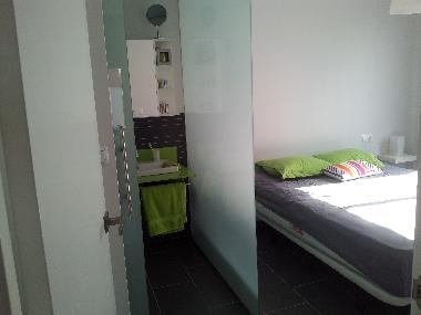 Chambre avec lit 2 pers et salle debain complte
