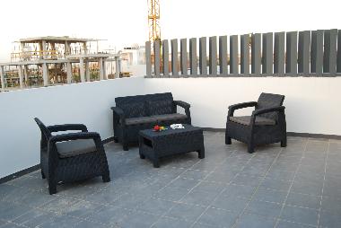 Grande terrasse sur toit comprenant trs beau mobilier avec coussins