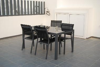 Solarium avec table et 4 chaises + prise lec pour utilisation plancha