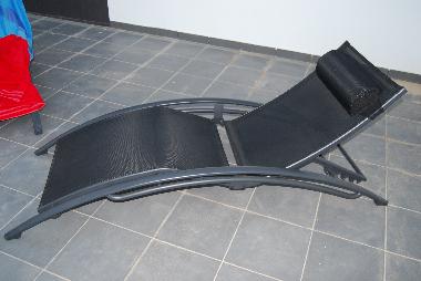 Deux confortables transats au solarium