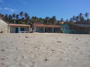 Notre maison et ses voisins, a droite langoustes et poissons � vendre