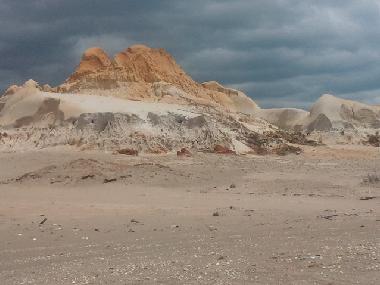 falaise sous la lumi�re du soleil malgr� le ciel gris