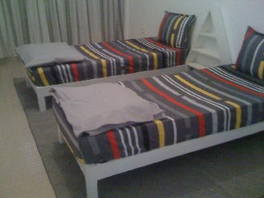 Chambre 2 : 2 lits + garde robe