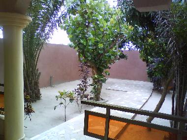 vue partielle de la cours depuis la terrasse
