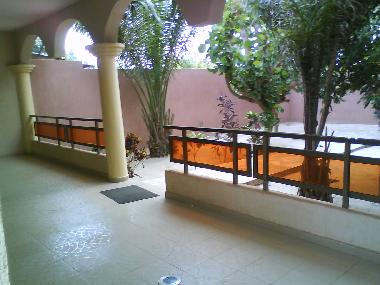 vue partielle de la cours depuis la terrasse