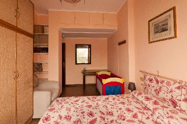 chambre rose avec un lit pour les enfants