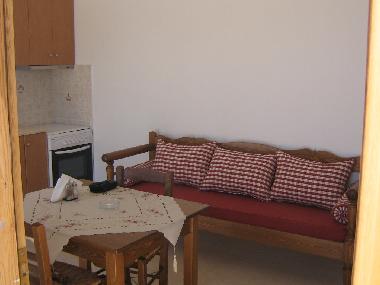 canap-lit et table  manger dans la cuisine