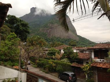 PEDRA DA GAVEA; vue des chambres 1 et 3 . D�but ascension de la PEDRA DA GAVEA � 10 min � pied