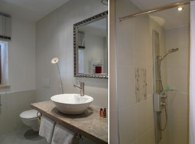 Salle-de-bain au rez-de-chauss�e avec douche � l’italienne et je