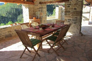 Terrasse couverte, table � allonges pour 10 p