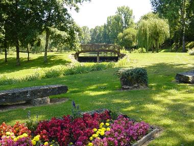 Chambre avec petit d�jeuner �/en/au Lauzun (Lot-et-Garonne)ou appartement ou maison de vacances